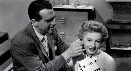 Fred McMurray et Barbara Stanwyck dans