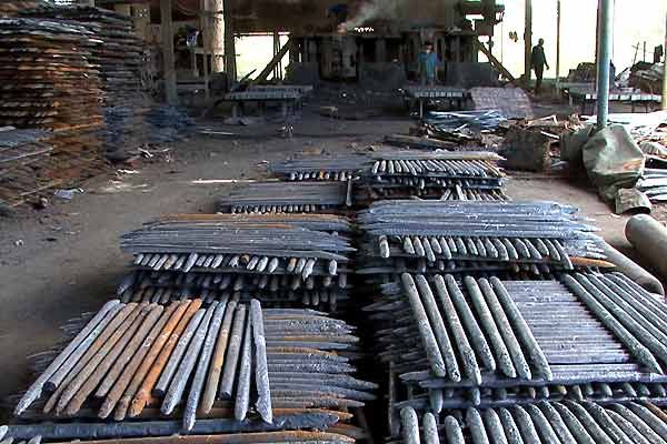 Ironiquement, les bombes ramassées sont fondues pour produire du fer et représentent ainsi une maigre source de revenus pour ceux qui y sont les plus exposés.